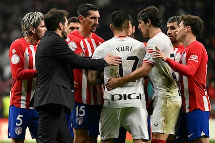 Diego Simeone interviene en el incidente que comenzaron Rodrigo De Paul y Alex Berenguer, al que luego se sumaron otros jugadores; Atlético de Madrid y Athletic Bilbao sostuvieron un picante inicio de semifinal de Copa del Rey.