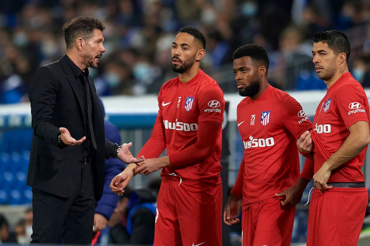 Diego Simeone le da indicaciones a Matheus Cunha, antes de ingresar en un encuentro ante Real Sociedad; a su lado, Thomas Lemar y Luis Suárez
