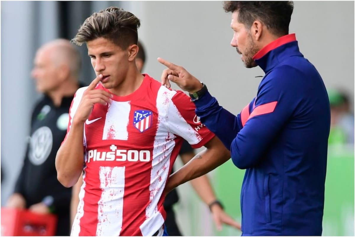 Diego Simeone le da las últimas indicaciones a su hijo Giuliano antes de ingresar a la cancha
Foto: ar.marca.com