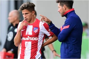 Diego Simeone le da las últimas indicaciones a su hijo Giuliano antes de ingresar a la cancha
Foto: ar.marca.com