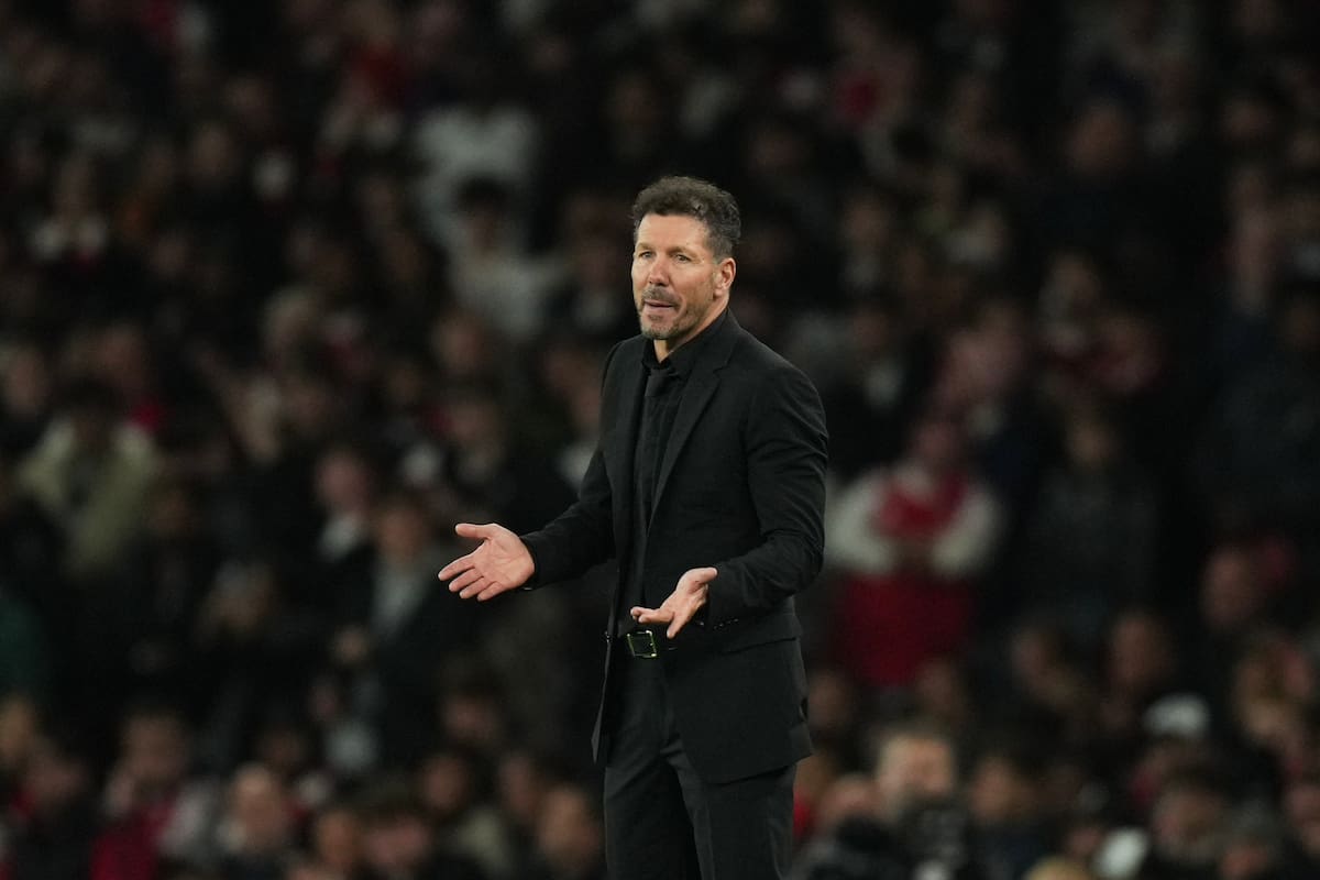 Diego Simeone parece tratar de buscar una explicación a la dura caída que Atlético Madrid sufrió en Londres ante Arsenal (AP Photo/Alastair Grant)