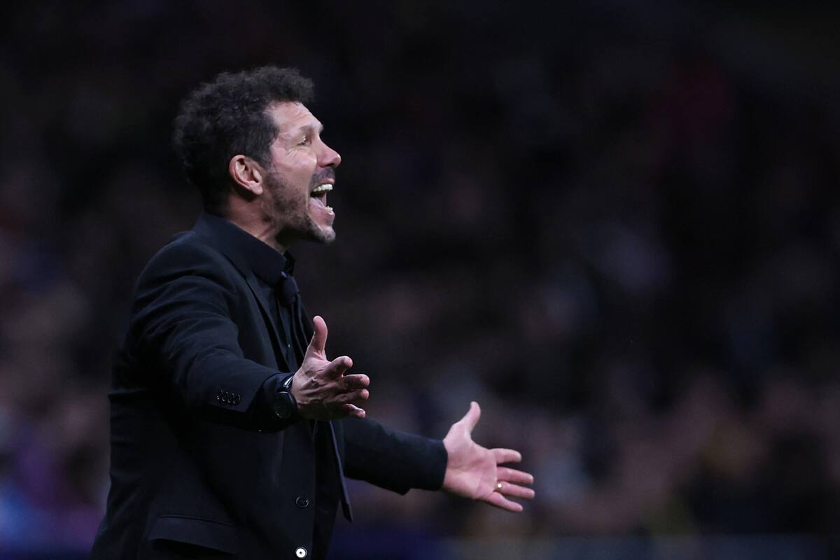 Diego Simeone reclama durante la derrota del Atlético de Madrid ante Barcelona