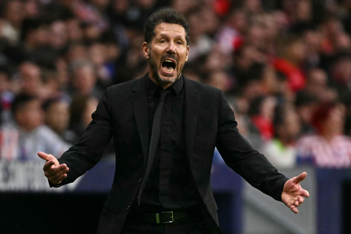 Diego Simeone recordó a Daniel Willington el entrenador que lo hizo debutar en Vélez a los 17 años. (Photo by JAVIER SORIANO / AFP)