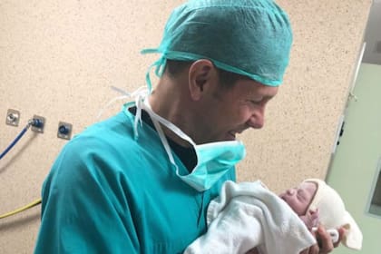 Diego Simeone sostiene a la segunda hija que tuvo con Carla Pereyra