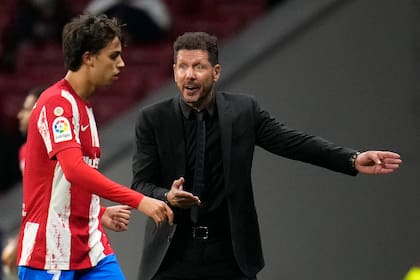 Diego Simeone, técnico del Atlético de Madrid, habla con Joao Félix; el argentino trazó una firme declaración sobre la situación del jugador portugués