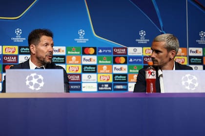 Diego Simeone y Antoine Griezmann, en la conferencia de prensa previa al partido del miércoles entre Atlético de Madrid y Barcelona por la Champions League