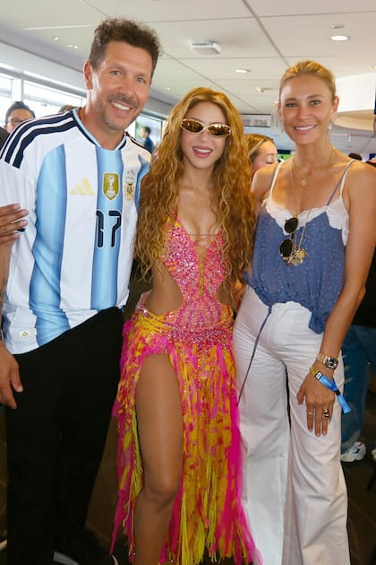 Diego Simeone y Carla Pereyra se encontraron con Shakira, una de las protagonistas del show del entretiempo