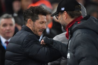 Diego Simeone y Jürgen Klopp, en un saludo al final de un partido de Champions League.