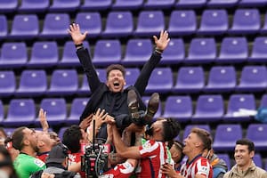 Diego Simeone y los jugadores de Atlético Madrid celebran, el día que ganaron la última liga de España, en mayo