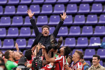 Diego Simeone y los jugadores de Atlético Madrid celebran, el día que ganaron la última liga de España, en mayo