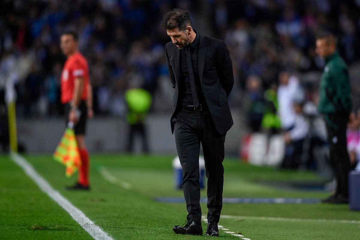 Diego Simeone y su Atlético de Madrid quedaron al margen de toda competición europea en la temporada; las críticas al entrenador son fuertes.