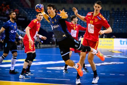Diego Simonet, goleador y figura en el triunfo de Los Gladiadores en el Mundial de handball frente a Macedonia del Norte