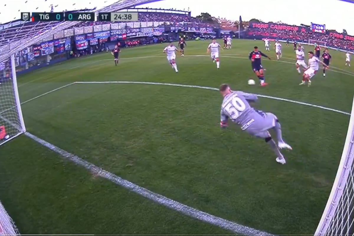 Diego Sosa captura el rebote del penal atajado por Diego Rodríguez pero le pega de zurda y manda la pelota afuera: Tigre y Argentinos empataban 0-0