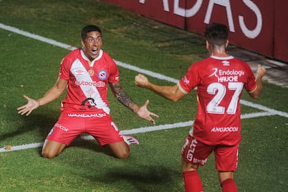 Diego Sosa festeja el 1-0 con Gabriel Hauche, su asistidor.