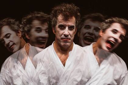 Diego Starosta se desdobla, en Dos/un elogio escénico para el amor