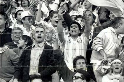 Diego, sufriendo el 0-5 en la platea junto a Claudia
