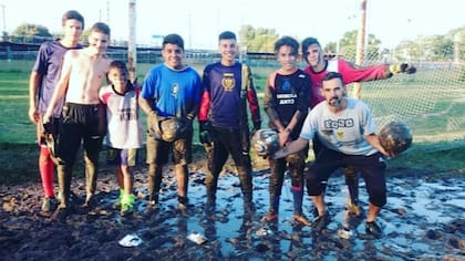 Diego Svery con arqueros de las inferiores de Dock Sud