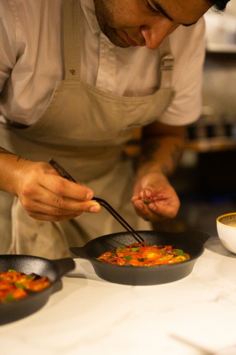 Diego Tapia, jefe de cocina de Negre en Rosario, cultor del desperdicio cero que utiliza cáscaras en la alta gastronomía
