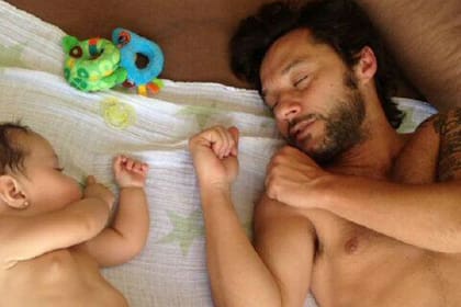 Diego Torres toma una siesta con Nina; Débora Bello, la mamá orgullosa, fue la que tomó la foto y la subió a Twitter