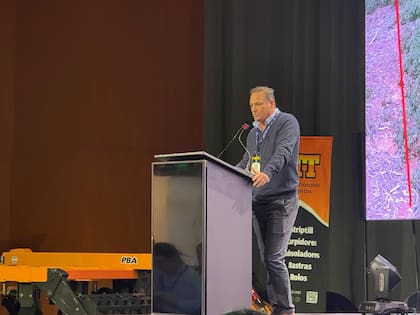 Diego Ustarroz explicó distintas estrategias para el control de malezas y advirtió sobre las resistencias que pueden encontrarse incluso entre lotes ubicados a pocos kilómetros