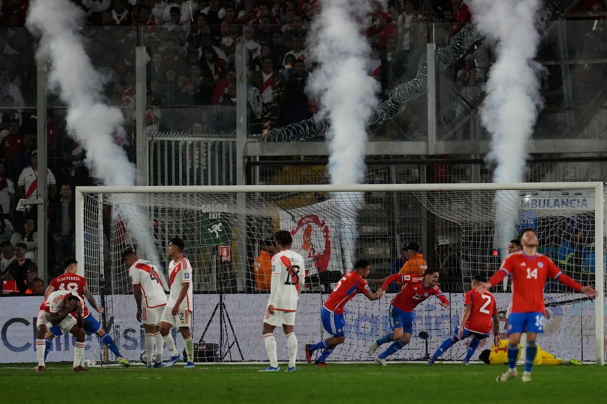 Diego Valdés consigue el gol del 1-0 para Chile frente a un flojo Perú, que este martes recibirá a la Argentina en la cuarta fecha de la eliminatoria sudamericana para el Mundial de 2026.