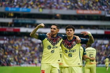 Diego Valdés (izquierda) celebra tras anotar el segundo gol del América, junto a su compañero Jorge Sánchez, en el partido contra Puebla por los cuartos de final de la liga mexicana, el 14 de mayo de 2022. (AP Foto/Fernando Llano)