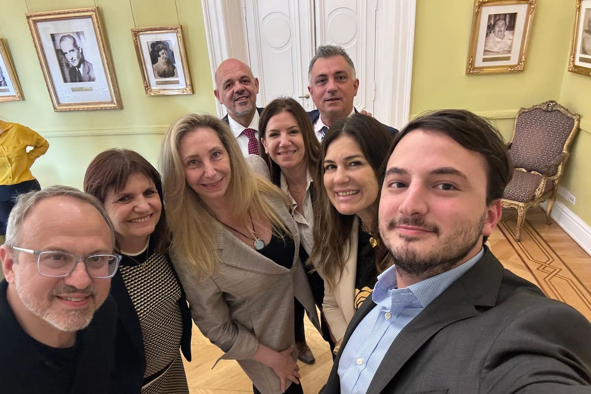 Diego Valenzuela, Karina Milei y Patricia Bullrich, junto a los diputados y senadores en la Casa Rosada