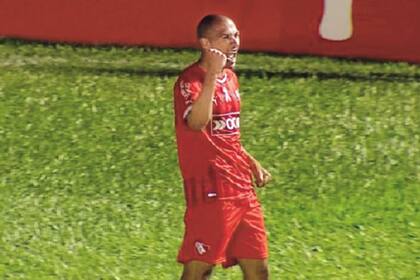 Diego Vera fue la gran figura del triunfo del Rojo
