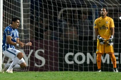 Diego Viera celebra su gol, el primero del Tomba