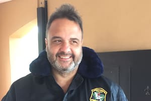 Diego Xavier Guastini, con un singular atuendo: abrigado con una campera de la policía bonaerense