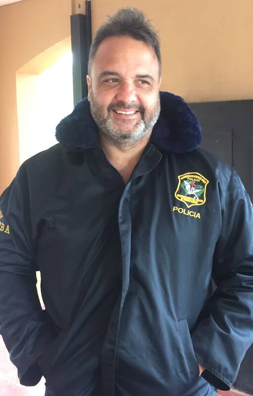 Diego Xavier Guastini, con un singular atuendo: abrigado con una campera de la policía bonaerense