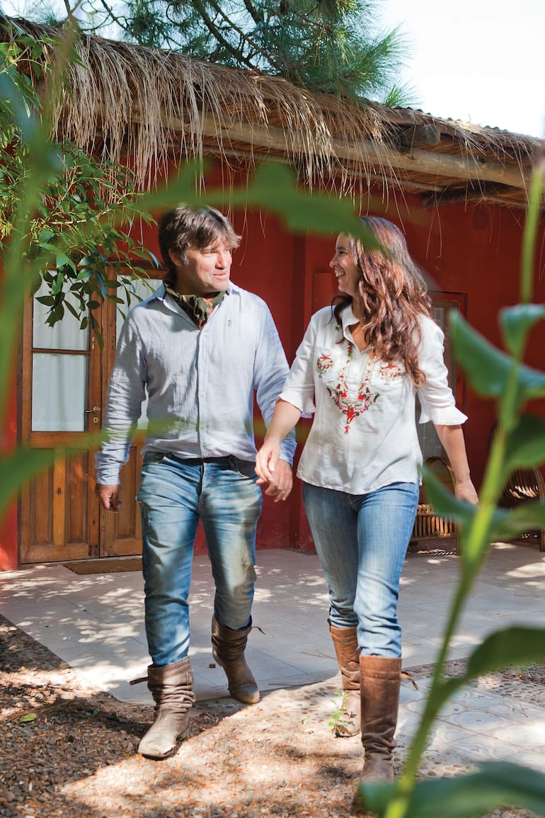Diego y Angie Solanet, anfitriones de la estancia Don Joaquín. Hace veinte años dejaron su vida en Buenos Aires para criar a sus hijos en el campo y se volcaron al turismo sin proponérselo.