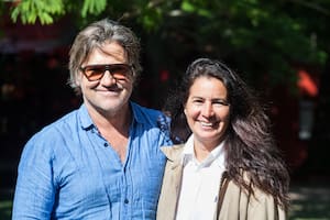 Diego y Angie Solanet, anfitriones de la estancia Don Joaquín. Hace veinte años dejaron su vida en Buenos Aires para criar a sus hijos en el campo y se volcaron al turismo sin proponérselo.