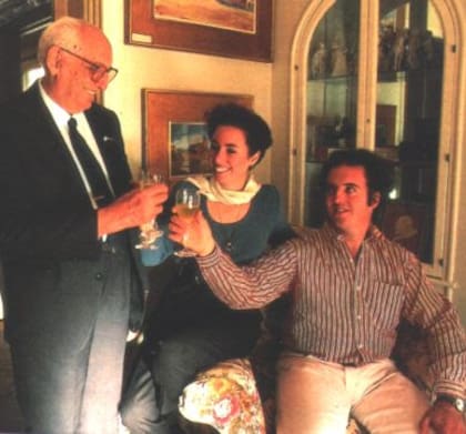 Diego y Marina Seghetti Frondizi junto a su abuelo, Arturo Frondizi, brindando en el living de su casa