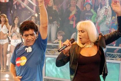 Diego y Raffaella bailan en La Noche del 10 (Canal 13, 2005)