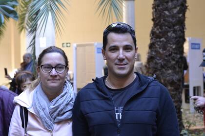 Diego y Soledad viven en Andorra: hicieron un viaje de 2 horas y medias para votar en Barcelona; él vota por primera vez en su vida