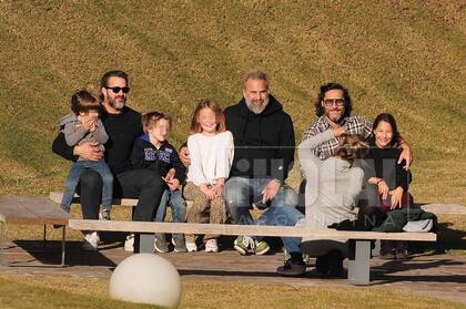 Diego y sus amigos posan con sus hijos como recuerdo del festejo del Día del Padre.