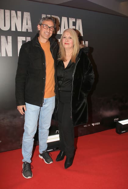 Diego Yaker junto a Mimí Ardú, otra de las protagonistas de Una jirafa en el balcón