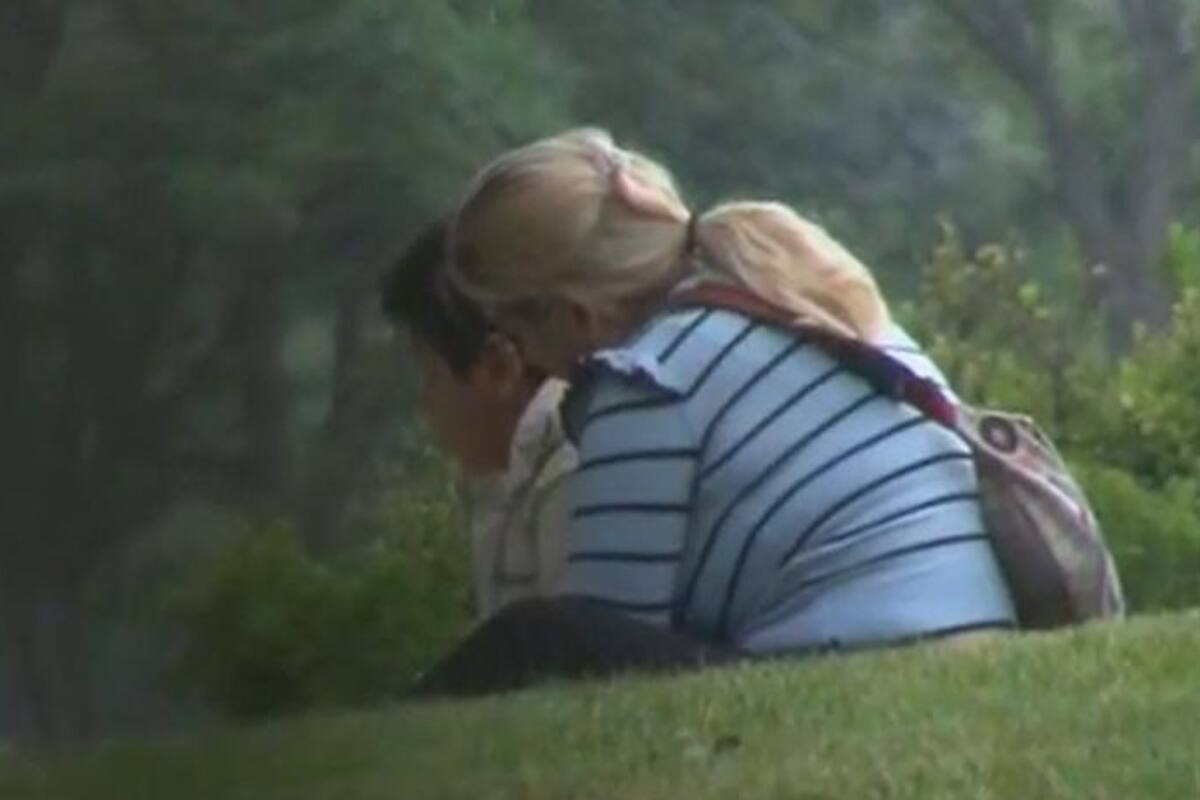 Dieguito Fernando junto a Verónica Ojeda frente a la tumba de Diego Maradona (Foto: Captura de video)