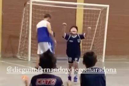 Dieguito Fernando metió un gol en la práctica de su club Tristán Suárez y lo celebró con sus compañeros (Instagram)