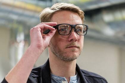 Dieter Bohn, periodista del sitio The Verge, durante la prueba del anteojo inteligente Vaunt de Intel