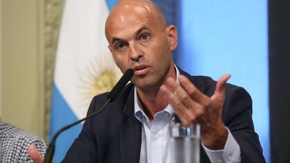 Dietrich, ayer, en la conferencia de prensa donde anunció el aumento en el transporte