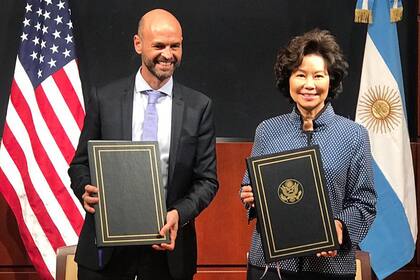 Dietrich y Chao, al firmar el acuerdo en Washington