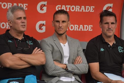 Diez, a la izquierda de Beccacece en el banco de Racing; acompañó al DT en la selección de Chile, Defensa y Justicia e Independiente