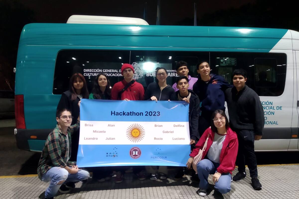 Diez alumnos de la escuela técnica EEST Nro 1 de Esteban Echeverría viajaron la primer hackatón de escuelas técnicas del Mercosur, en Paraguay, donde trabajaron con estudiantes de Brasil, Paraguay y Uruguay para desarrollar una herramienta de encuestas estudiantiles que se usará a nivel regional