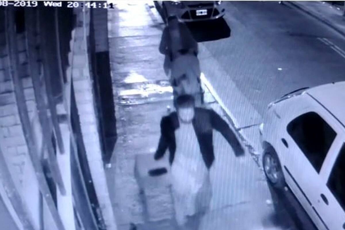 Diez horas antes de los disparos, Navarro Cádiz fue registrado por una cámara mientras acompañaba a su pareja