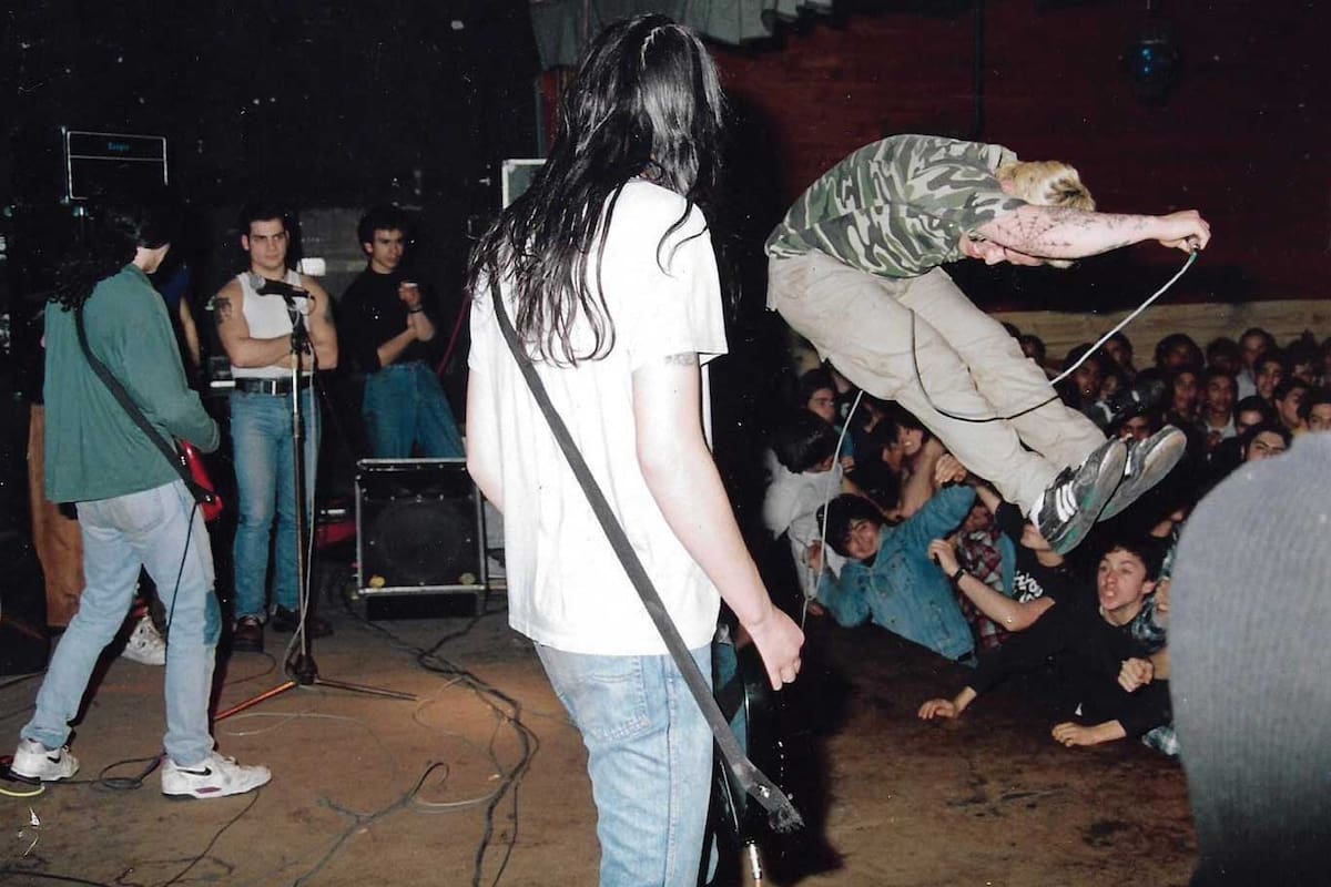 Diferentes Actitudes Juveniles, una de las siglas fundacionales del hardcore porteño, en el Arlequines.