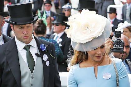 Diferentes medios británicos apuntan a que la estrecha relación con su guardaespaldas, Russell Flowers, habrían llevado a Haya a dejar atrás su matrimonio. En la imagen, la princesa y el antiguo soldado de infantería británico, el año pasado en Ascot.