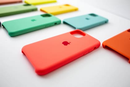 Diferentes modelos de fundas para el iPhone, el teléfono móvil de Apple que algunos usuarios prefieren utilizar sin protección adicional
