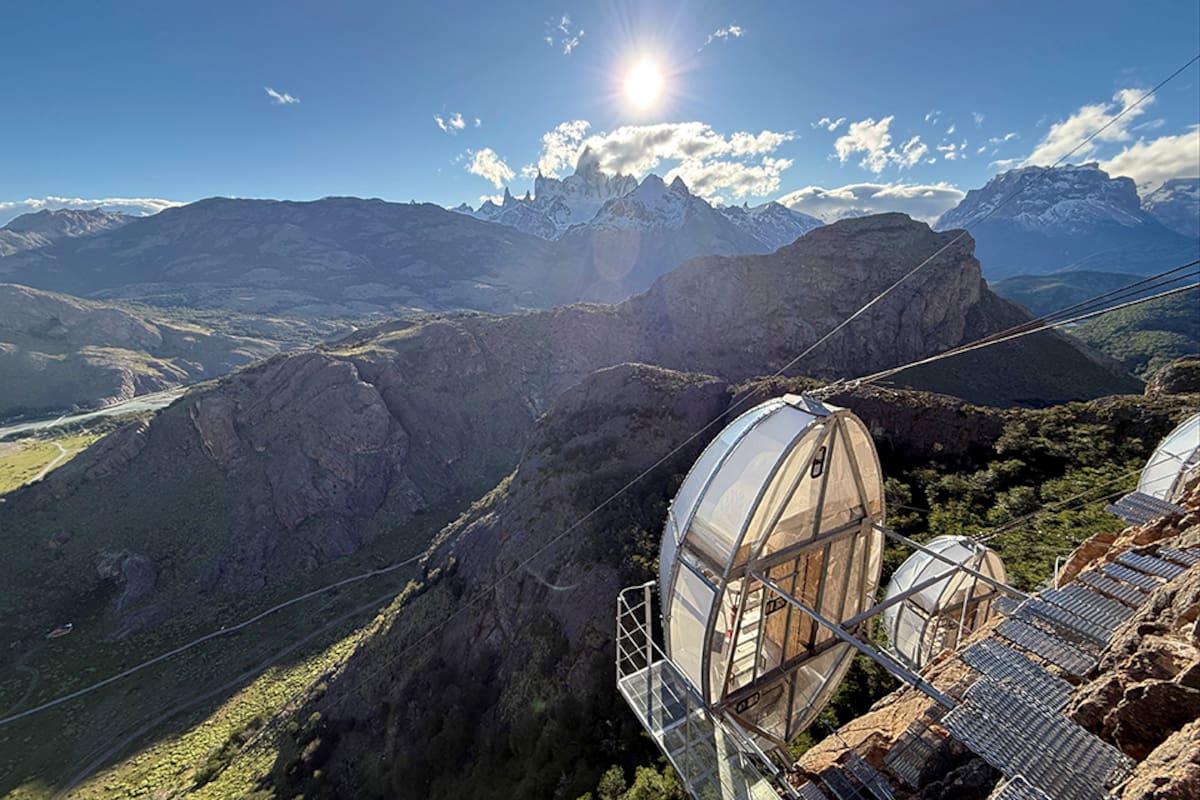 Diferentes portales de viajes detallan los valores para dormir en las cápsulas frente al monte Fitz Roy